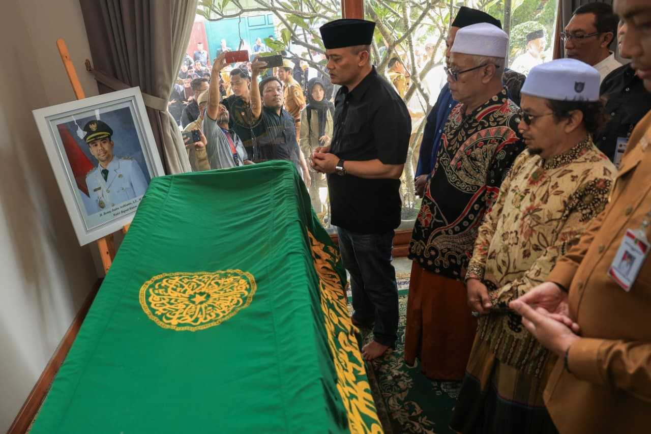 Gubernur Jawa Tengah Ahmad Luthfi melayat Wakil Bupati Klaten Benny Indra Ardhianto di rumah duka. Momen haru pelepasan jenazah Wabup Klaten.