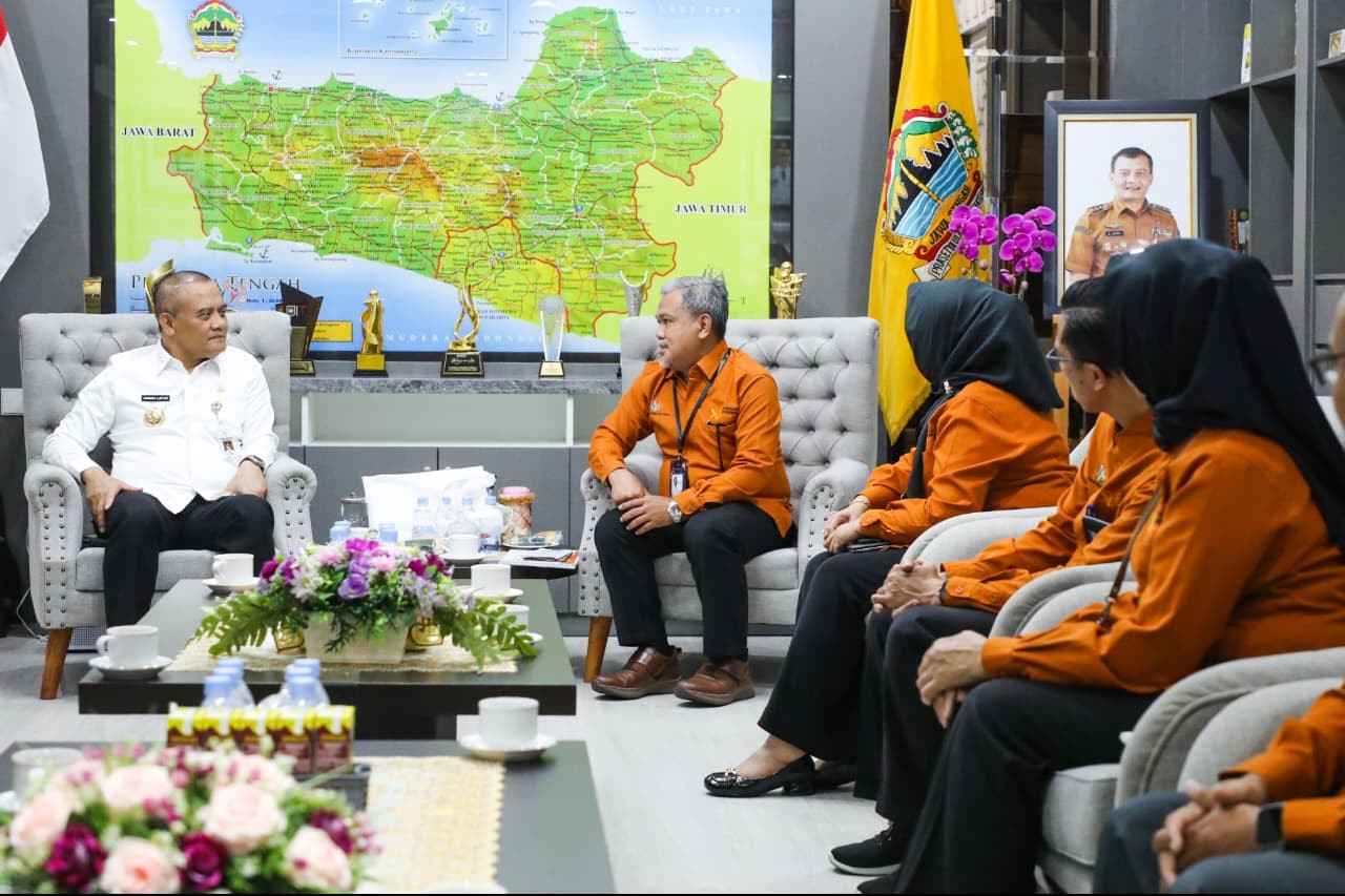 Gubernur Jawa Tengah Ahmad Luthfi berdiskusi dengan Kepala BPS Jateng mengenai data Kawasan Industri Jawa Tengah dan Sensus Ekonomi 2026.