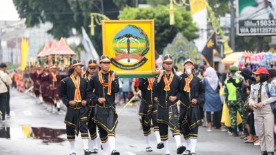 Suasana khidmat prosesi Kirab Pusaka Banyumas 2026 yang dipimpin oleh Bupati Banyumas Sadewo Tri Lastiono di Purwokerto.