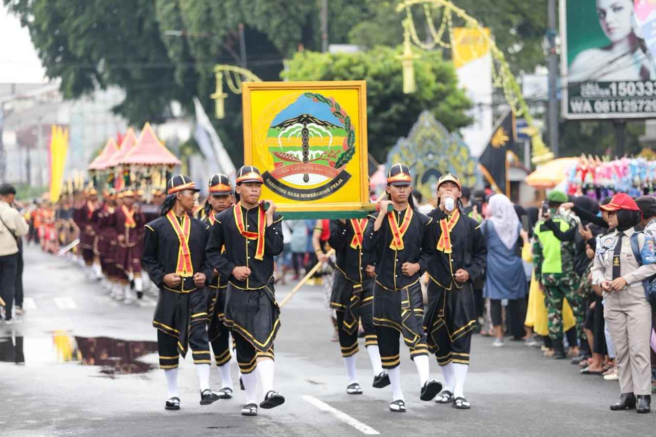 Suasana khidmat prosesi Kirab Pusaka Banyumas 2026 yang dipimpin oleh Bupati Banyumas Sadewo Tri Lastiono di Purwokerto.