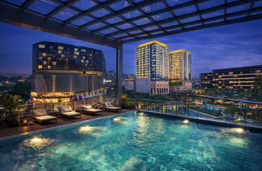 Kolam renang air hangat Semarang di hotel mewah saat musim hujan.