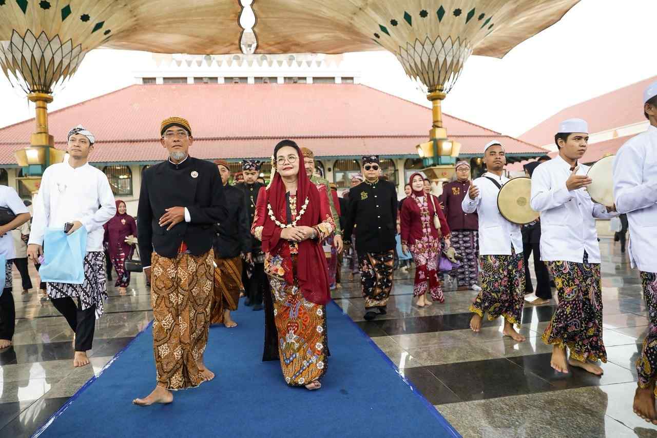 Suasana meriah Kirab Dugderan Semarang 2026 di MAJT yang dihadiri ribuan warga menyambut Ramadan.