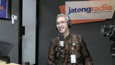 Visualisasi kepadatan lalu lintas dan layanan pantauan CCTV Mudik Jawa Tengah 2026 di gerbang tol.