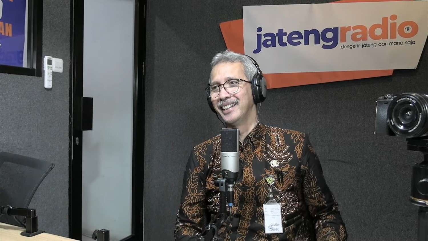 Visualisasi kepadatan lalu lintas dan layanan pantauan CCTV Mudik Jawa Tengah 2026 di gerbang tol.