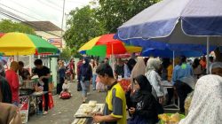 Aktivitas warga berburu takjil di Pasar Takjil Kauman, halaman Masjid Al Muhajirin, Palebon, Semarang