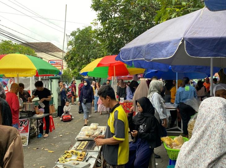 Aktivitas warga berburu takjil di Pasar Takjil Kauman, halaman Masjid Al Muhajirin, Palebon, Semarang