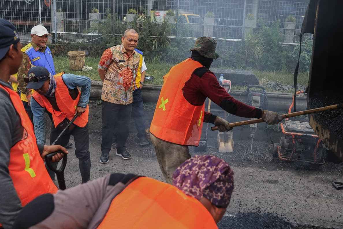 Gubernur Jateng Ahmad Luthfi meninjau perbaikan jalan Semarang Godong, kondisi jalan Weleri Patean, dan Jalan Brigjen Sudiarto Semarang untuk persiapan Mudik Lebaran 2026.