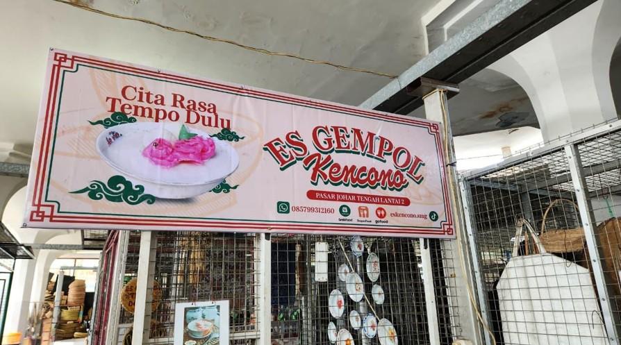 Semangkuk Es Gempol Pasar Johar yang menyegarkan, menampilkan perpaduan gempol putih dan pleret merah muda dengan kuah santan gurih, kuliner autentik Semarang.