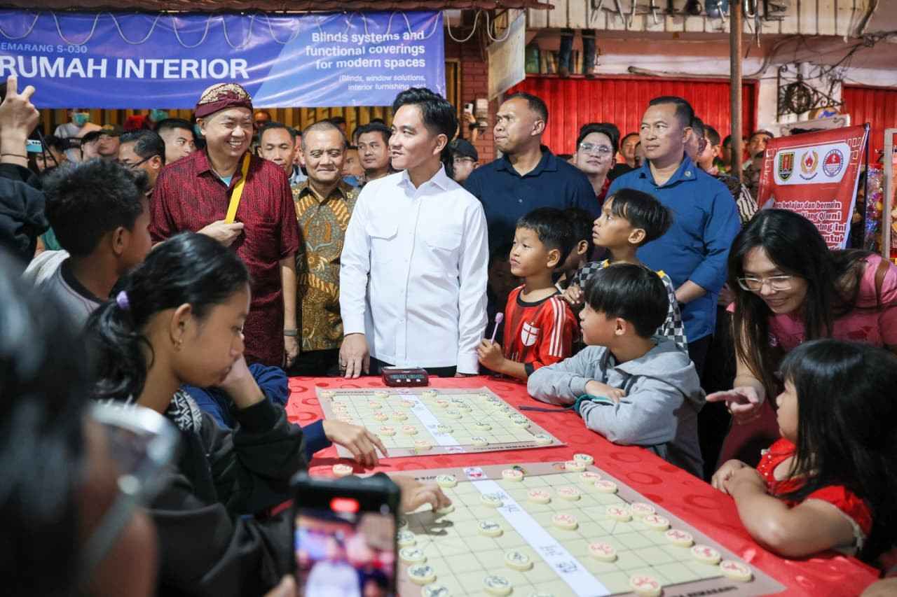 Wapres Gibran Rakabuming Raka dan Gubernur Ahmad Luthfi saat kunjungan Gibran ke Semarang dalam perayaan Imlek Semarang 2026 di Pasar Semawis.