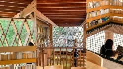 Perpustakaan unik di Semarang Microlibrary Warak Kayu dengan desain rumah panggung material kayu di Jalan DR Sutomo.