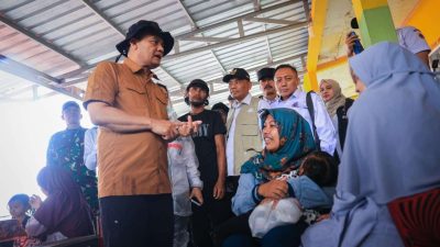 Gubernur Jawa Tengah Ahmad Luthfi meninjau lokasi pengungsian bencana tanah gerak Brebes di Kecamatan Sirampog dan berdialog dengan warga terdampak.
