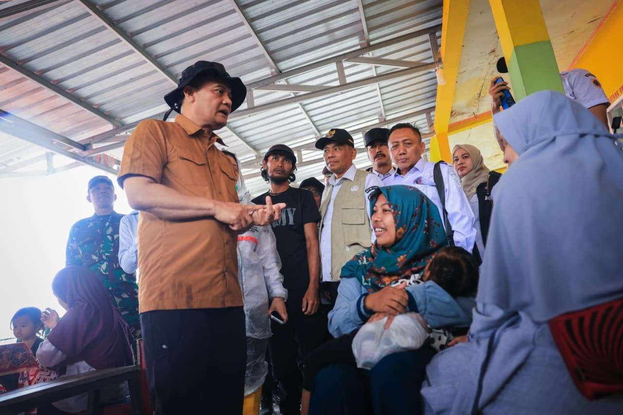 Gubernur Jawa Tengah Ahmad Luthfi meninjau lokasi pengungsian bencana tanah gerak Brebes di Kecamatan Sirampog dan berdialog dengan warga terdampak.