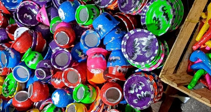 Tumpukan gerabah mainan khas Dugderan Semarang yang berwarna-warni, terdiri dari miniatur pot, ulekan, dan celengan tanah liat di pasar Tradisi Dugderan 2026.