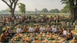 Warga duduk bersila menikmati hidangan tenongan dalam acara Kembul Bujono Tradisi Nyadran Semarang 2026.