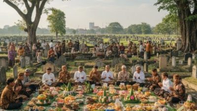 Warga duduk bersila menikmati hidangan tenongan dalam acara Kembul Bujono Tradisi Nyadran Semarang 2026.