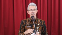 Petugas Trans Jateng menerima penghargaan atas kinerja pelayanan Transportasi Publik Jawa Tengah yang impresif.