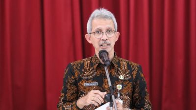 Petugas Trans Jateng menerima penghargaan atas kinerja pelayanan Transportasi Publik Jawa Tengah yang impresif.