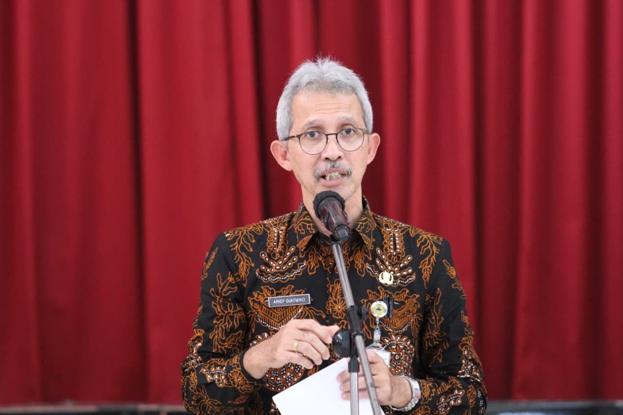Petugas Trans Jateng menerima penghargaan atas kinerja pelayanan Transportasi Publik Jawa Tengah yang impresif.
