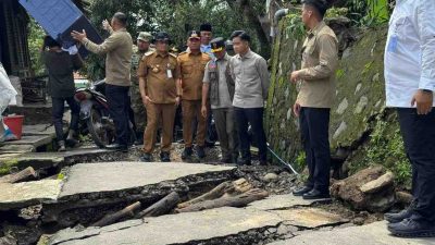 Gibran Rakabuming Tegal dan Ahmad Luthfi berbincang dengan pengungsi tanah bergerak di Desa Padasari.