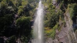 Pemandangan air terjun Curug Lawe Semarang yang alami dan estetik di tengah hutan Ungaran dengan tebing melingkar hijau.