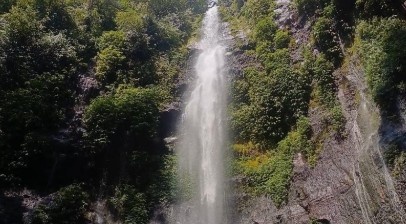 Pemandangan air terjun Curug Lawe Semarang yang alami dan estetik di tengah hutan Ungaran dengan tebing melingkar hijau.