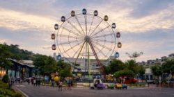 Pemandangan malam Bianglala CitraGrand Semarang dengan lampu neon warna-warni sebagai ikon wisata Tembalang dan spot foto city light.