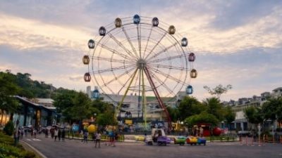 Pemandangan malam Bianglala CitraGrand Semarang dengan lampu neon warna-warni sebagai ikon wisata Tembalang dan spot foto city light.