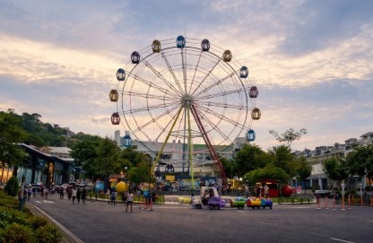 Pemandangan malam Bianglala CitraGrand Semarang dengan lampu neon warna-warni sebagai ikon wisata Tembalang dan spot foto city light.