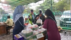 Warga memilih pakaian layak pakai dalam acara Berbagi Tanpa Sekat Ibu Profesional Semarang di Masjid Diponegoro Pleburan.