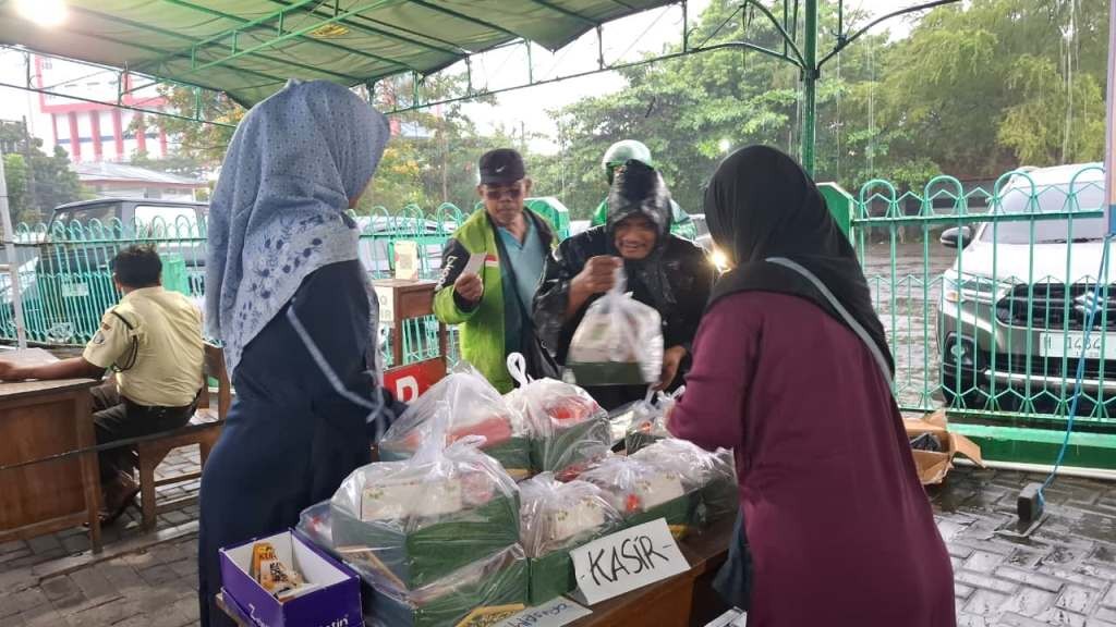 Warga memilih pakaian layak pakai dalam acara Berbagi Tanpa Sekat Ibu Profesional Semarang di Masjid Diponegoro Pleburan.