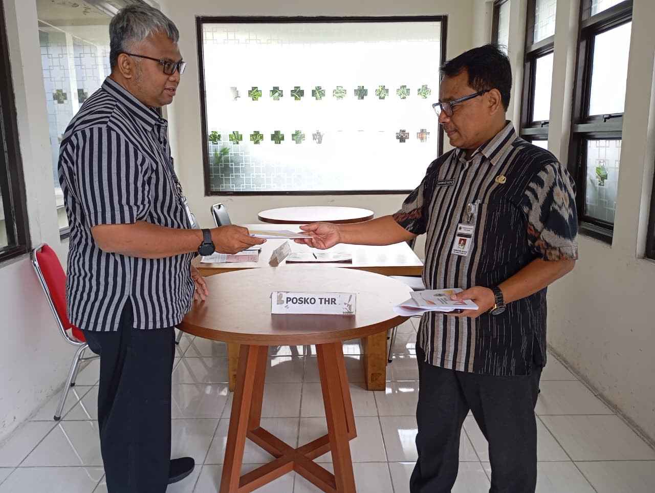 Petugas melayani pengaduan di Posko THR 2026 Disnakertrans Jawa Tengah untuk memastikan hak 2,4 juta pekerja.