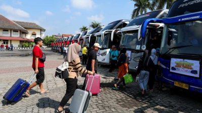 Kepala Dishub Jateng Arief Djatmiko memberikan keterangan pers pendaftaran Balik Rantau Gratis Jateng 2026.
