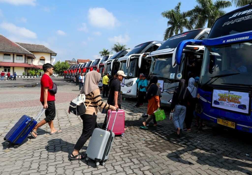 Kepala Dishub Jateng Arief Djatmiko memberikan keterangan pers pendaftaran Balik Rantau Gratis Jateng 2026.