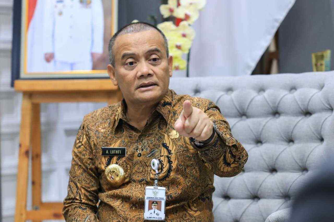 Gubernur Jawa Tengah Ahmad Luthfi memberikan keterangan pers terkait berita Bupati Pekalongan ditangkap KPK.