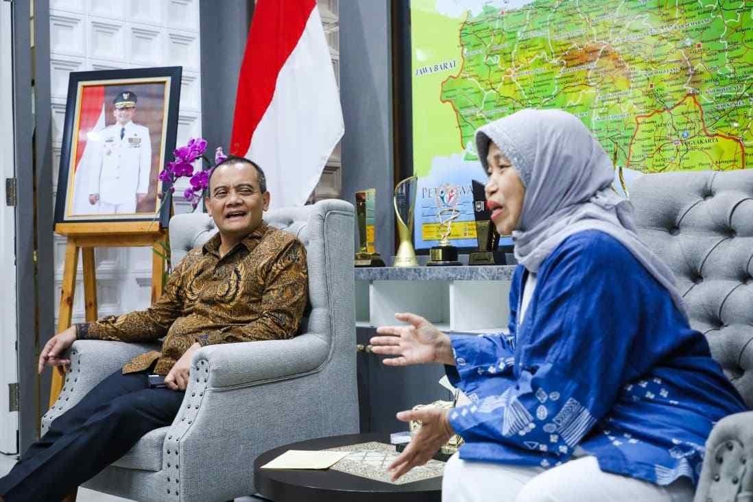 Panel surya Pembangkit Listrik Tenaga Surya PLTS Karimunjawa untuk energi bersih dan air bersih.