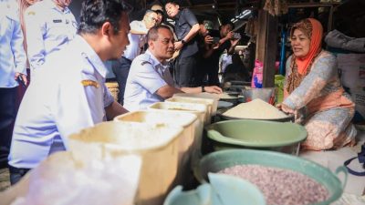 Gubernur Ahmad Luthfi meninjau harga cabai dan stok pangan di Pasar Gondang Sragen untuk program Pasar Murah Jawa Tengah 2026.