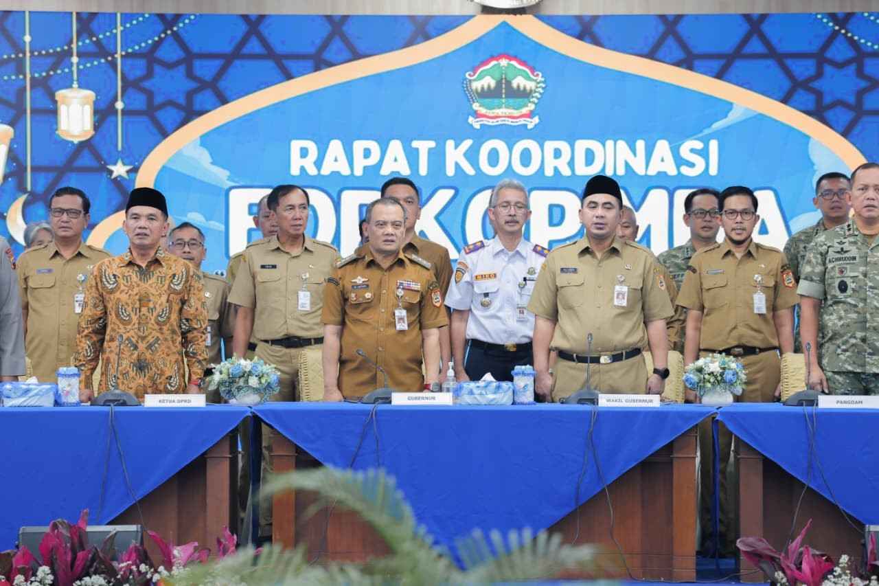 Petugas Dishub memantau arus lalu lintas di Posko Mudik Dishub Jateng menyambut Lebaran 2026.
