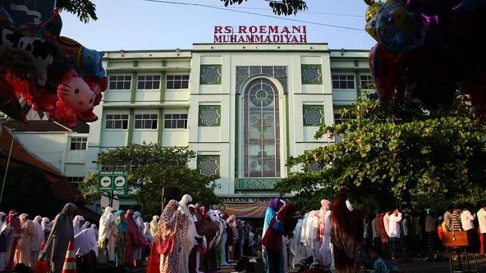 Jemaah memadati Halaman Parkir RS Roemani Muhammadiyah yang menjadi salah satu titik sentral dari 50 lokasi Shalat Idulfitri Muhammadiyah Semarang 2026.