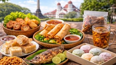 Deretan oleh-oleh khas Semarang seperti lumpia, wingko babat, dan bandeng presto di etalase toko.