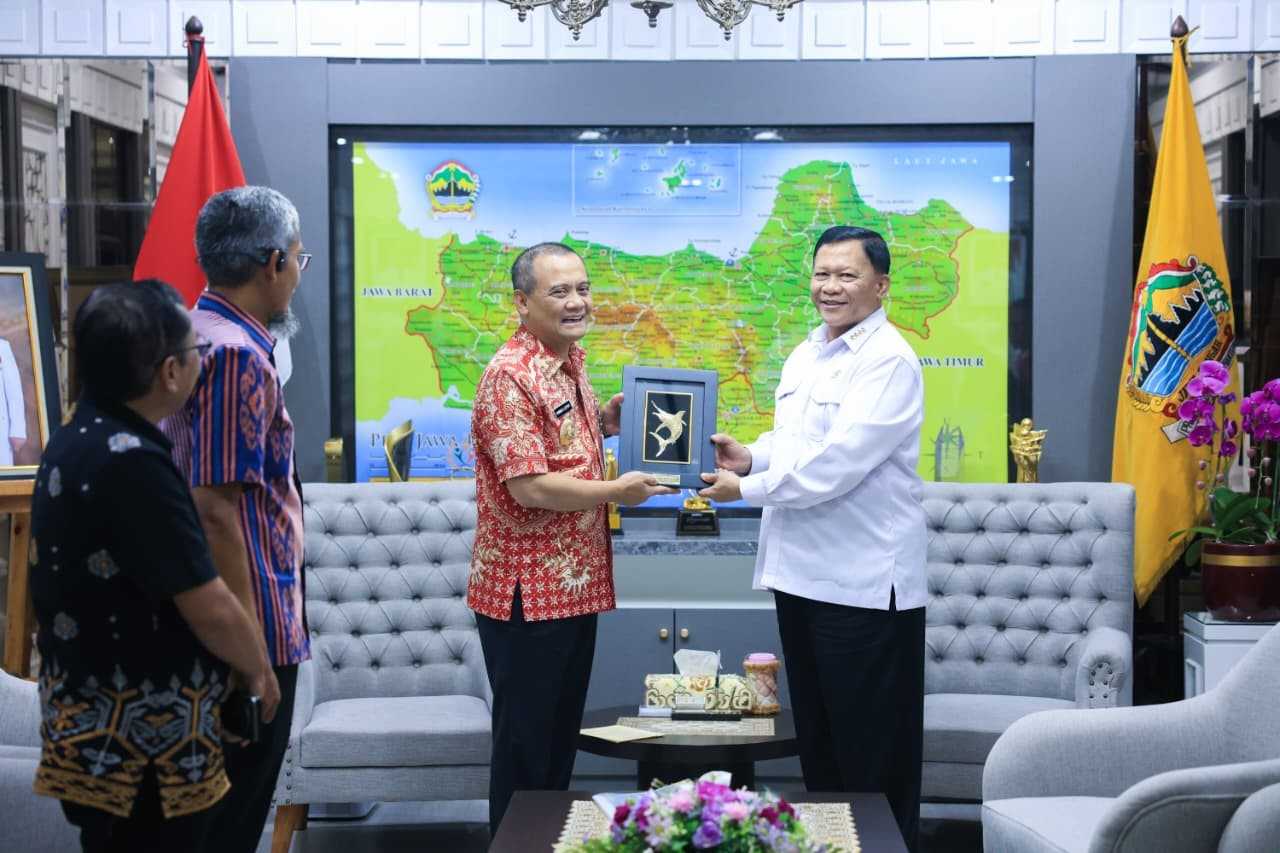 Pembangunan Giant Sea Wall Jawa Tengah 274 KM atasi banjir rob dan penurunan muka tanah Semarang.