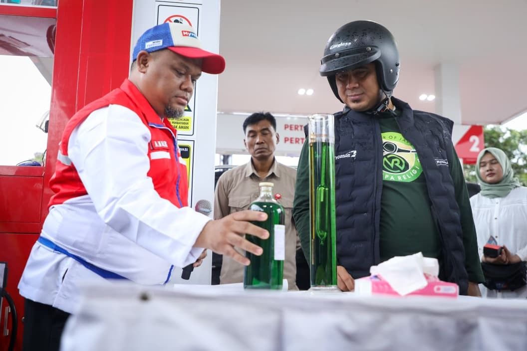 Taj Yasin Maimoen naik Vespa tinjau ketersediaan stok BBM Lebaran 2026 di SPBU Semarang