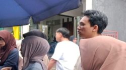 Suasana keramaian warga dan mahasiswa berburu Takjil Pleburan Semarang di Jalan Hayam Wuruk saat Ramadhan.