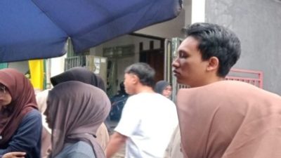 Suasana keramaian warga dan mahasiswa berburu Takjil Pleburan Semarang di Jalan Hayam Wuruk saat Ramadhan.