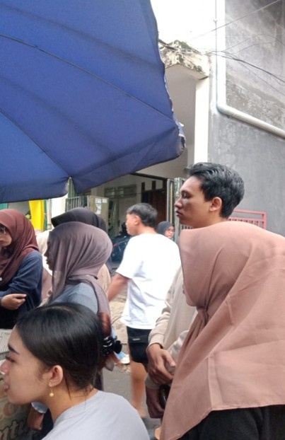 Suasana keramaian warga dan mahasiswa berburu Takjil Pleburan Semarang di Jalan Hayam Wuruk saat Ramadhan.