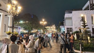 Suasana syahdu wisata malam Semarang di Kota Lama saat bulan Ramadhan dengan lampu klasik dan Gereja Blenduk.