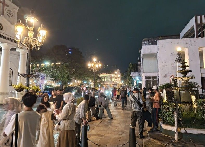 Suasana syahdu wisata malam Semarang di Kota Lama saat bulan Ramadhan dengan lampu klasik dan Gereja Blenduk.
