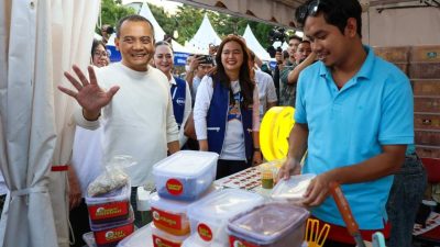 Gubernur Jateng Ahmad Luthfi membeli takjil roti bakar dan pecel di Wisma Perdamaian Semarang untuk dukung UMKM Jawa Tengah.