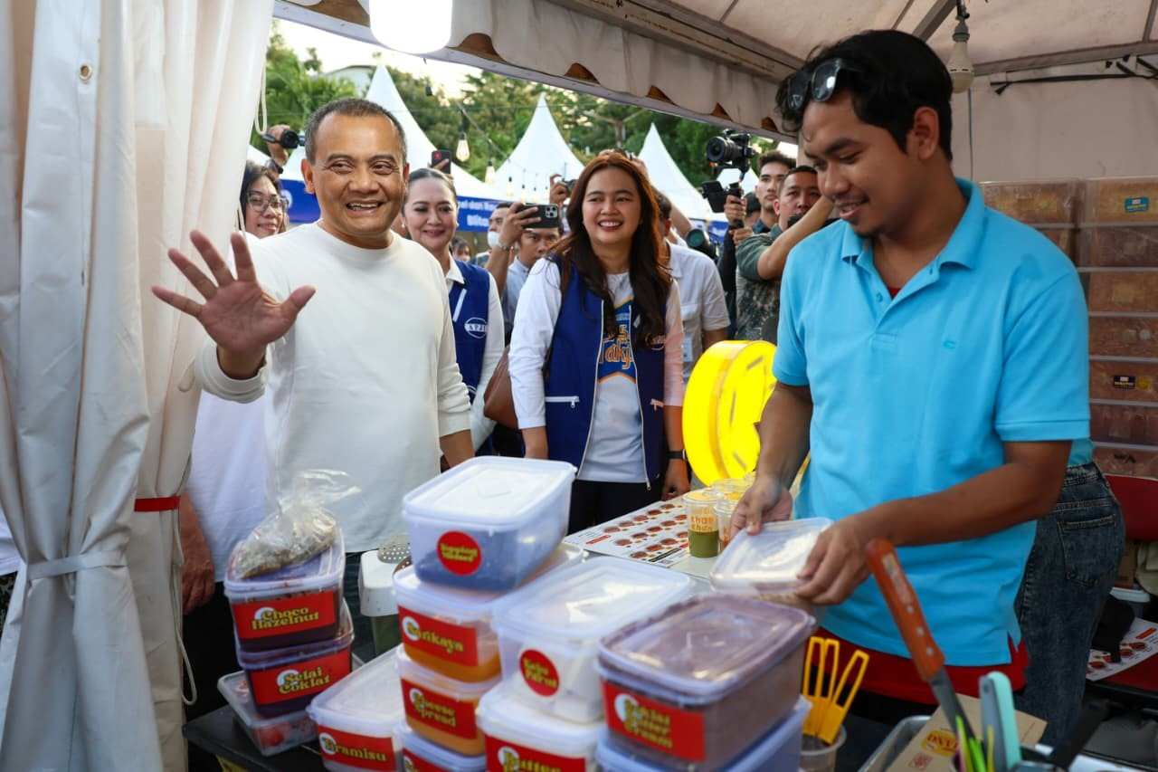 Gubernur Jateng Ahmad Luthfi membeli takjil roti bakar dan pecel di Wisma Perdamaian Semarang untuk dukung UMKM Jawa Tengah.