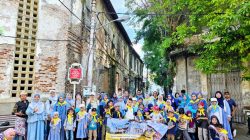 Rombongan keluarga dan anak-anak dari Komunitas Ibu Profesional Semarang sedang berjalan kaki bersama mengelilingi kawasan bersejarah Kota Lama Semarang untuk berolahraga dan belajar sejarah.