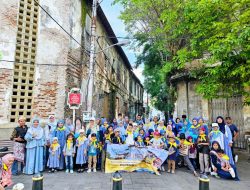 Tingkatkan Kesehatan Fisik dan Mental Keluarga, Puluhan Warga Ikuti Wisata Jalan Kaki di Kota Lama Semarang